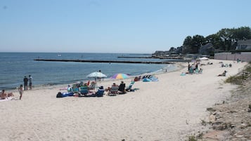 Beach nearby, sun loungers, beach towels
