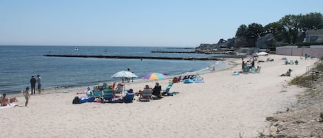 Una playa cerca, sillas reclinables de playa, toallas de playa