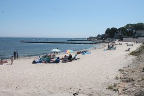 Beach nearby, sun loungers, beach towels