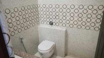 Un baño con inodoro, ducha y lavamanos.