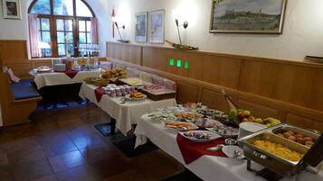 Free daily buffet breakfast