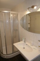 Ducha, artículos de higiene personal gratuitos y secador de pelo