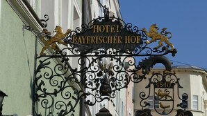 A hotel sign with the name "HOTEL BAYERISCHER HOF" and a coat of arms. - Hotel Bayerischer Hof (Burghausen)