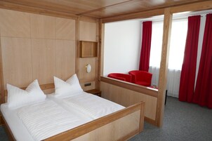 Caja fuerte, escritorio, cortinas opacas y sistema de insonorización