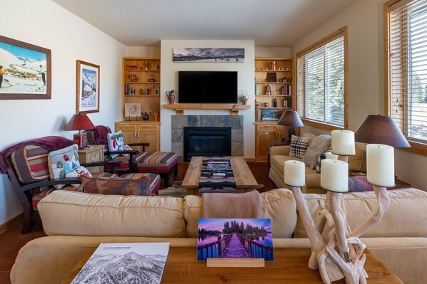 Smart TV, fireplace