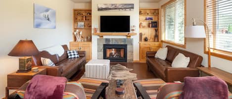 Smart TV, fireplace