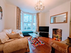 تلفزيون ذكي، مدفأة، كُتُب، مكتبة موسيقى