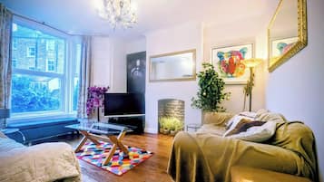 Een smart-tv, een open haard, boeken en een muziekbibliotheek