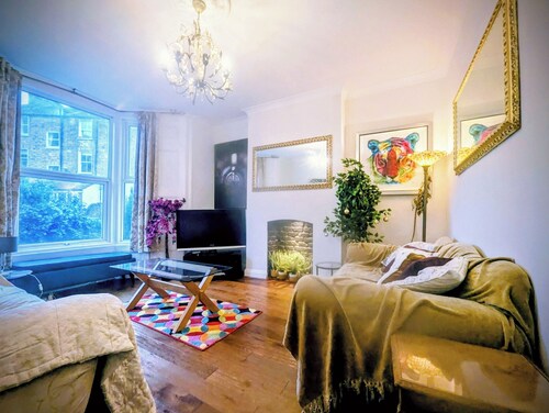 Amazing luxury 6 bed 3 bath family house in central London with back garden