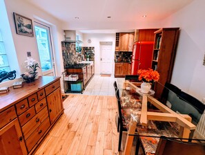 Een koelkast, een magnetron, een oven, een kookplaat