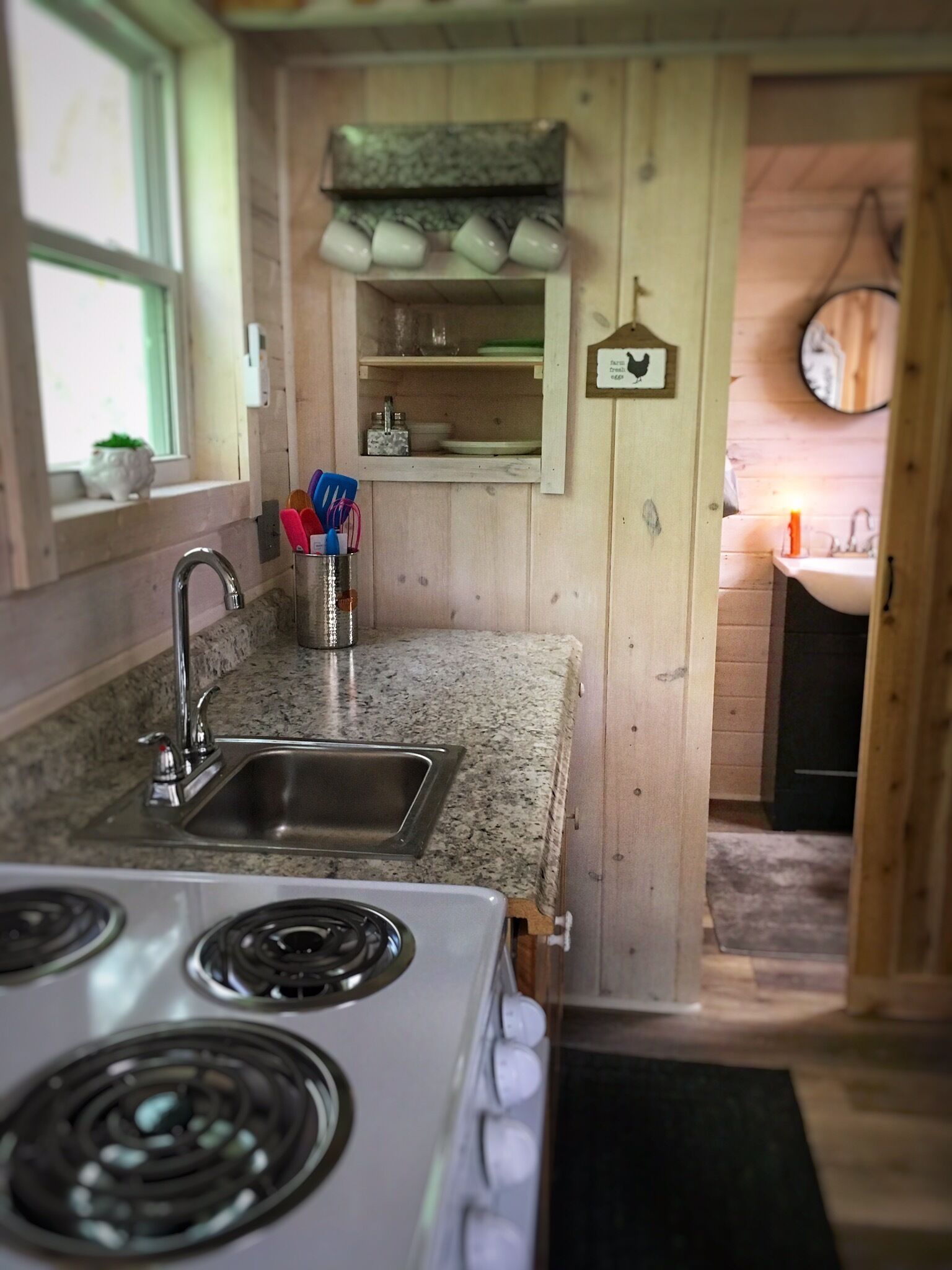 Rustic Tiny cabin Experience,Great Mtn. Location and views with private Hot Tub