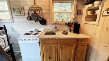 Fridge, oven, stovetop, coffee/tea maker