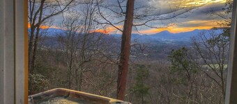 Rustic Mt. Farmer Cabin Retreat – Nature, Quiet, and Mountain View’s.