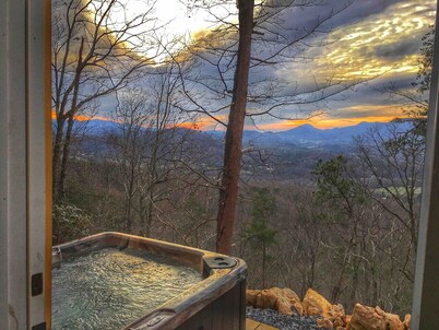 Rustic Mt. Farmer Cabin Retreat – Nature, Quiet, and Mountain View’s.
