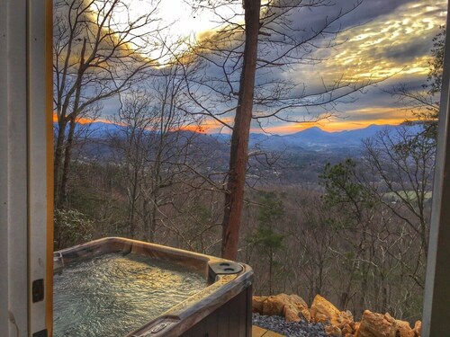 Rustic Mt. Farmer Cabin Retreat – Nature, Quiet, and Mountain View’s.