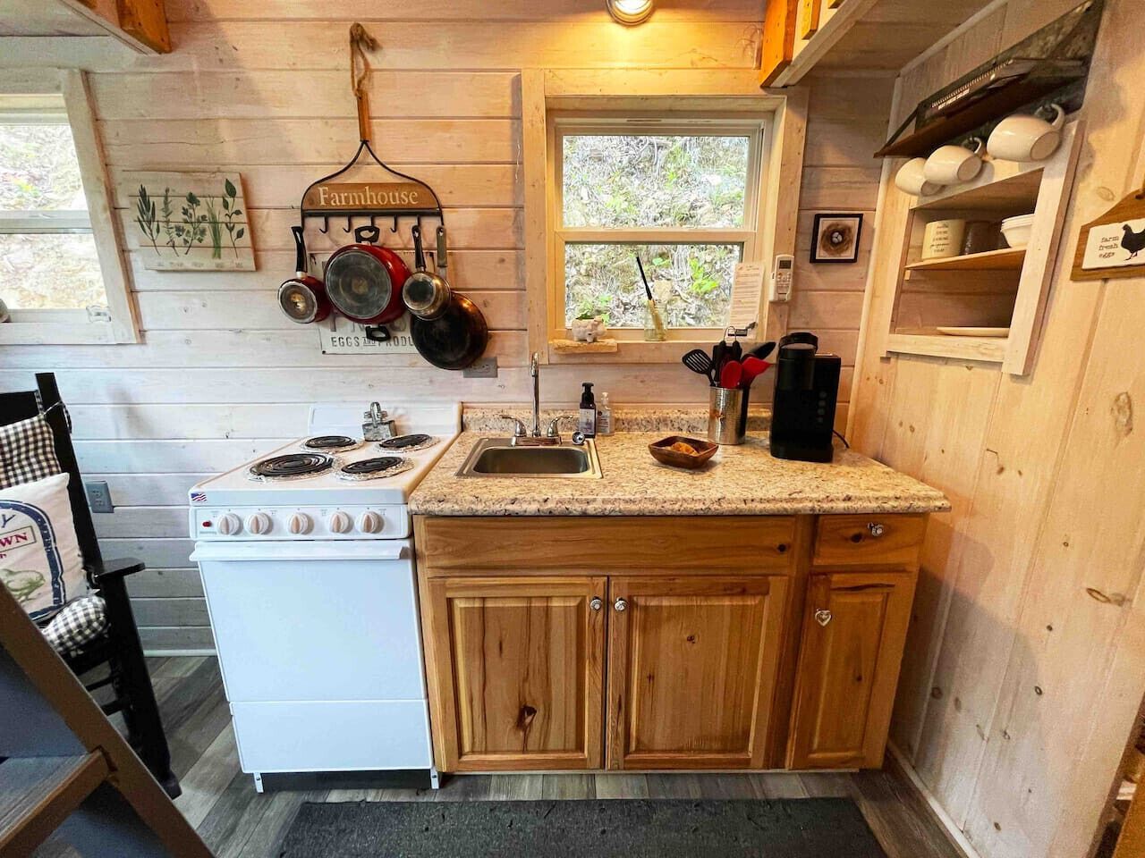 Fridge, oven, stovetop, coffee/tea maker