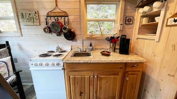 Fridge, oven, stovetop, coffee/tea maker