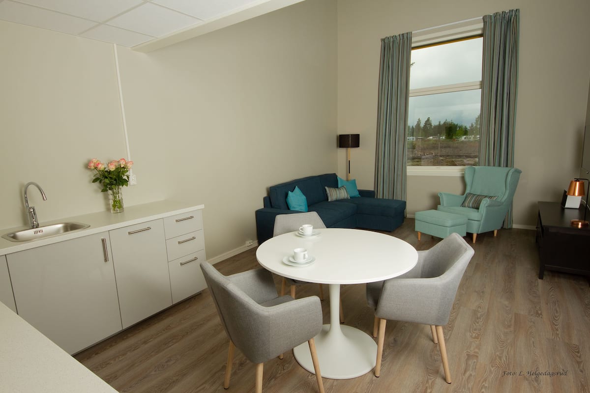 classic apartment | desk, blackout curtains, cots/infant beds, rollaway beds