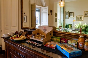 Café da manhã com buffet grátis todos os dias