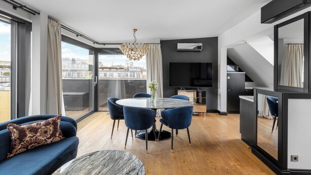 Un apartamento moderno con comedor, sala y cocina.