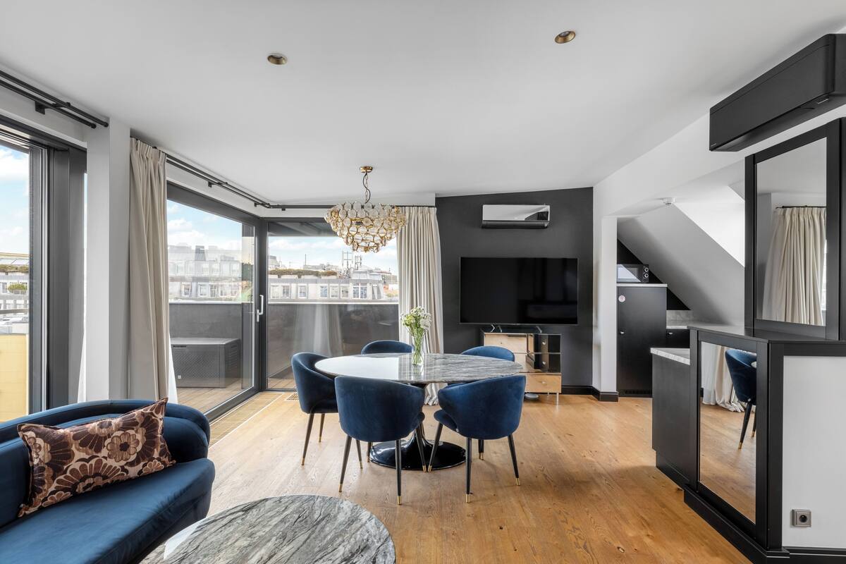 2 Bedroom Apartment, Terrace - Duplex | 거실 공간 | 케이블 채널 시청이 가능한 43인치 평면 TV