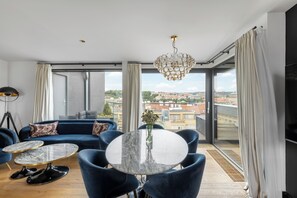2 Bedroom Apartment, Terrace - Duplex | Opholdsområde | 43-tommers fladskærms-tv med kabelkanaler