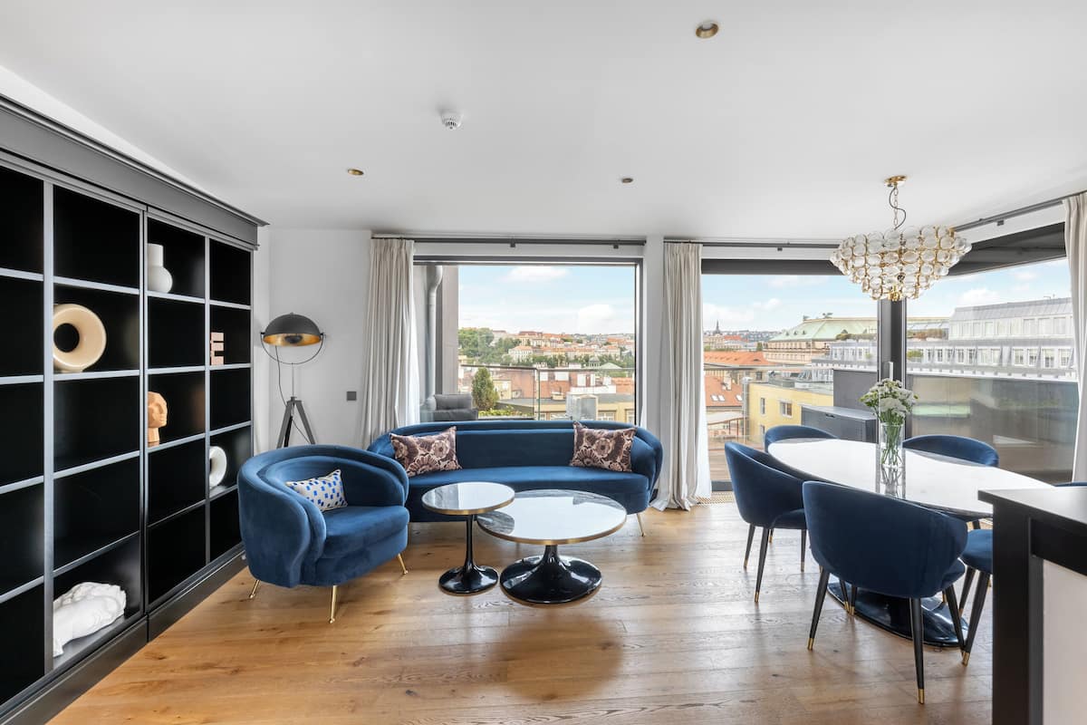 2 Bedroom Apartment, Terrace - Duplex | Woonruimte | Een 43-inch flatscreentelevisie met kabelzenders