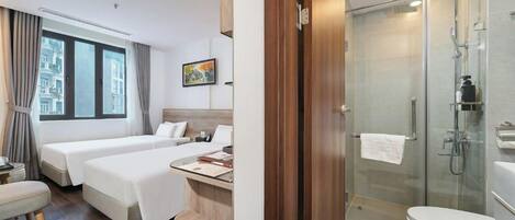 Habitación de hotel con dos camas, ducha y baño.