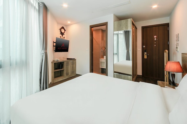 Deluxe Double Room | Minibar, in-room safe, blackout drapes, iron/ironing board