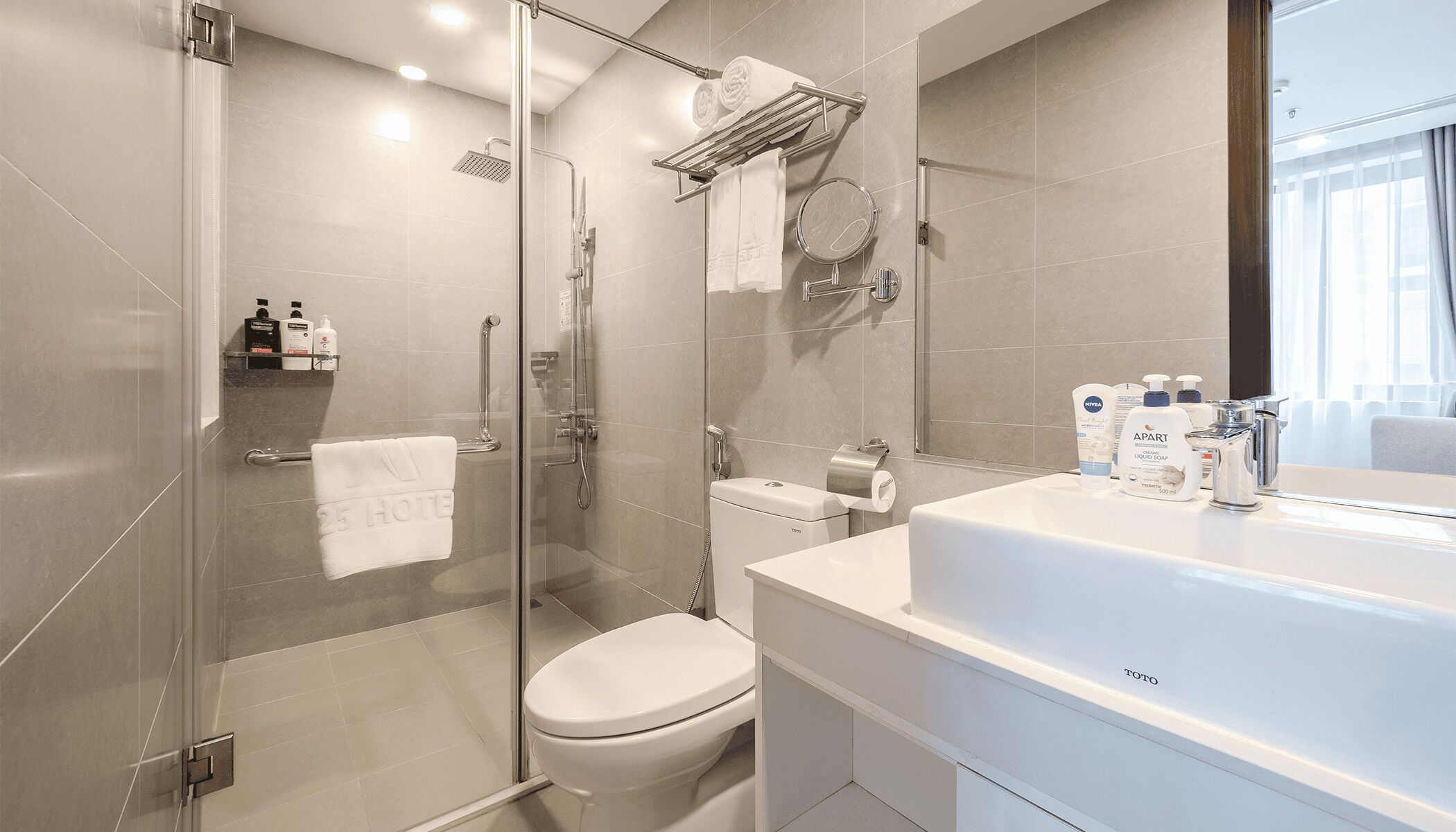 Deluxe Suite Double | Baño | Regadera, amenidades de baño gratuitas, secadora de cabello, batas 