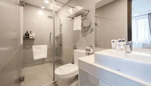 Deluxe Suite Double | Badezimmer | Dusche, kostenlose Toilettenartikel, Haartrockner, Bademäntel