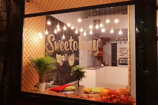 Sweets and craft Ice Cream shop (1 min. walking)