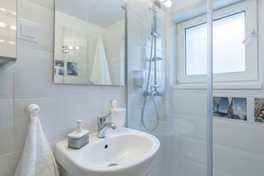 Shower, hair dryer, towels, soap - Central brand new beautiful one bedroom Apartment - Piata Amzei  (Sector 1)