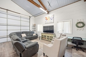 Smart TV, fireplace, video games, DVD player - Hot Tub, Game & Arcade Room, Playground (Hayden)