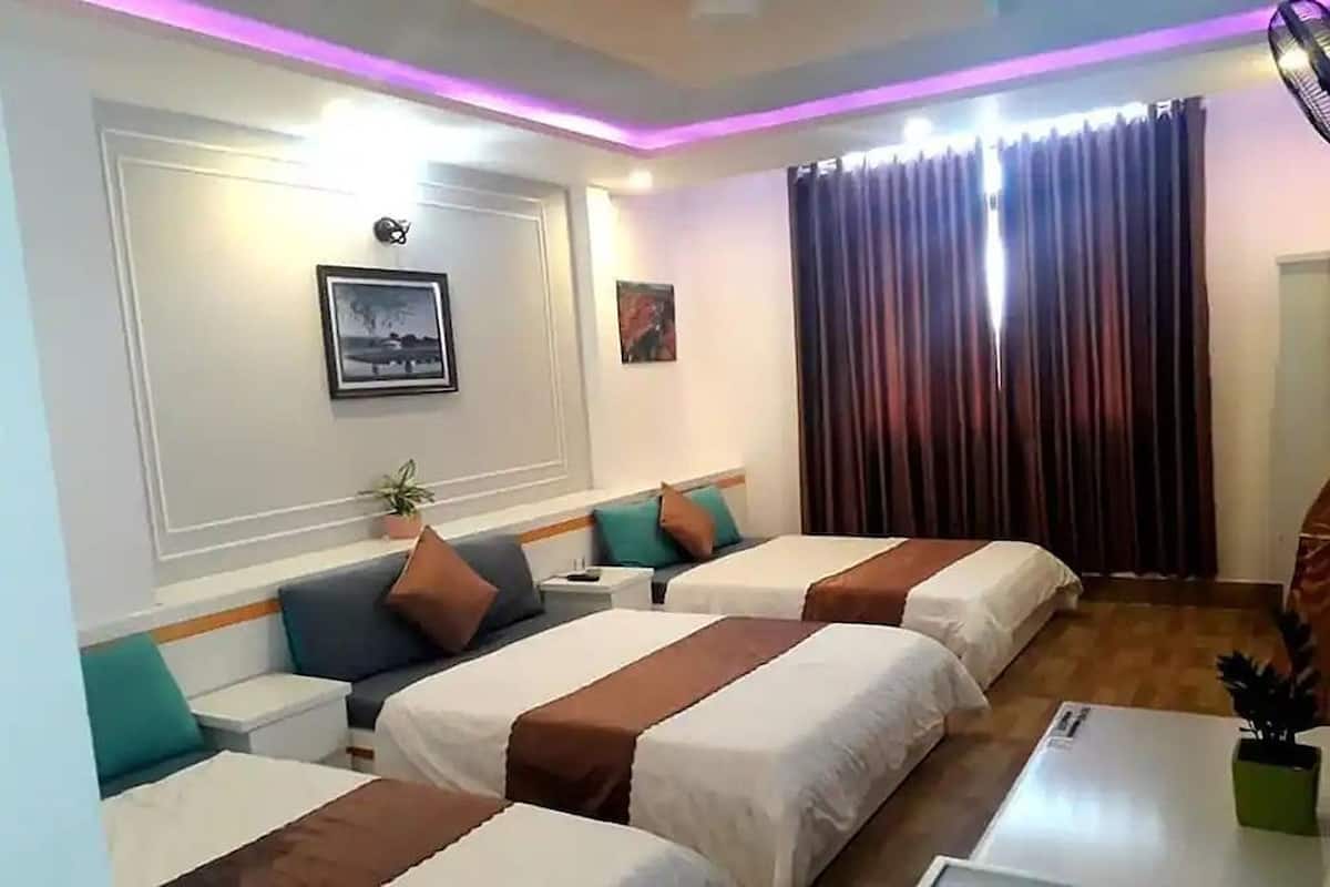 Family Room | Minibar, desk, free WiFi, bed sheets