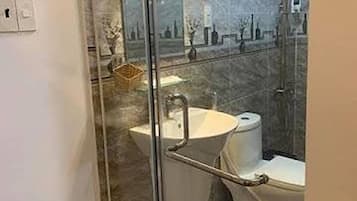 Quarto casal, sem janelas | Banheiro | Chuveiro, produtos de toalete grátis, secador de cabelo, chinelos