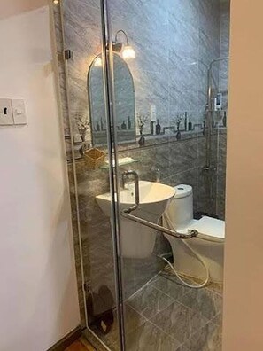 Double Room, No Windows | Bathroom | Shower, free toiletries, hair dryer, slippers - Minh Quan Hotel (Da Lat)