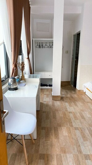 Minibar, bàn, truy cập Internet không dây miễn phí, bộ trải giường 