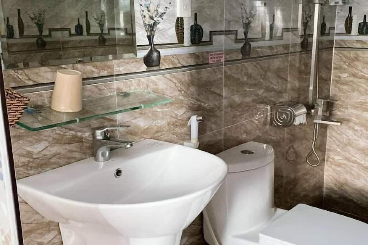 Badezimmer | Dusche, kostenlose Toilettenartikel, Haartrockner, Hausschuhe