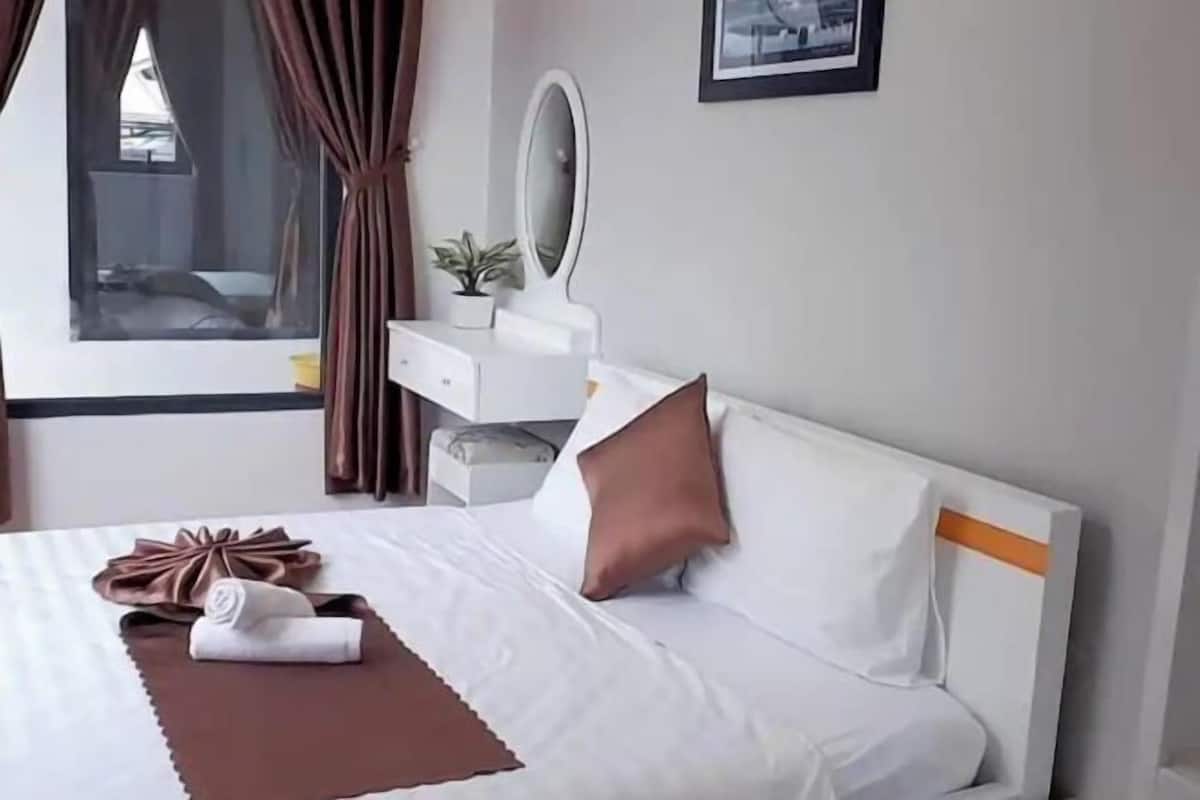 Minibar, desk, free WiFi, bed sheets