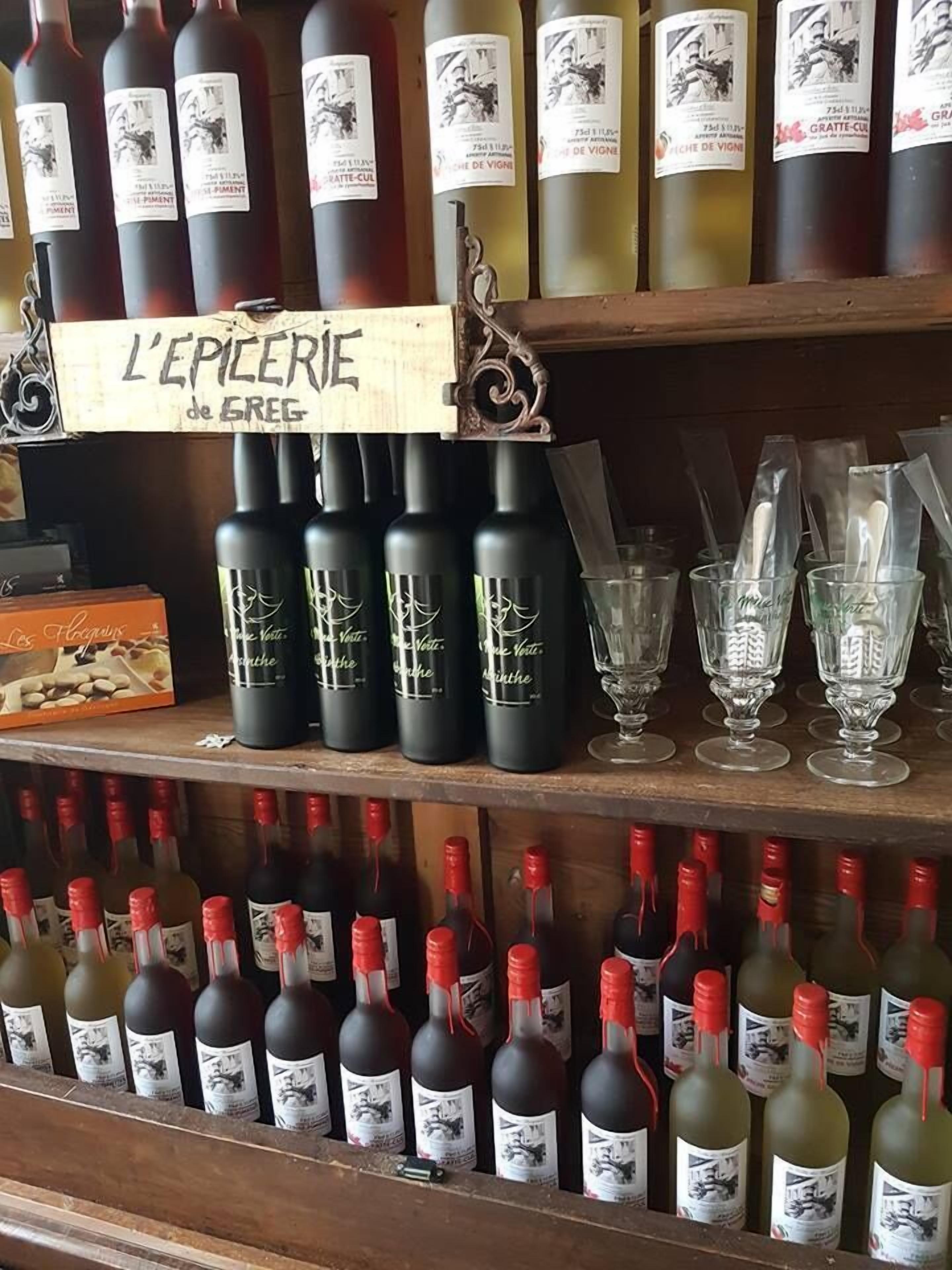 Un porte-bouteilles contenant des bouteilles et des verres.