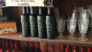 Un porte-bouteilles contenant des bouteilles et des verres.