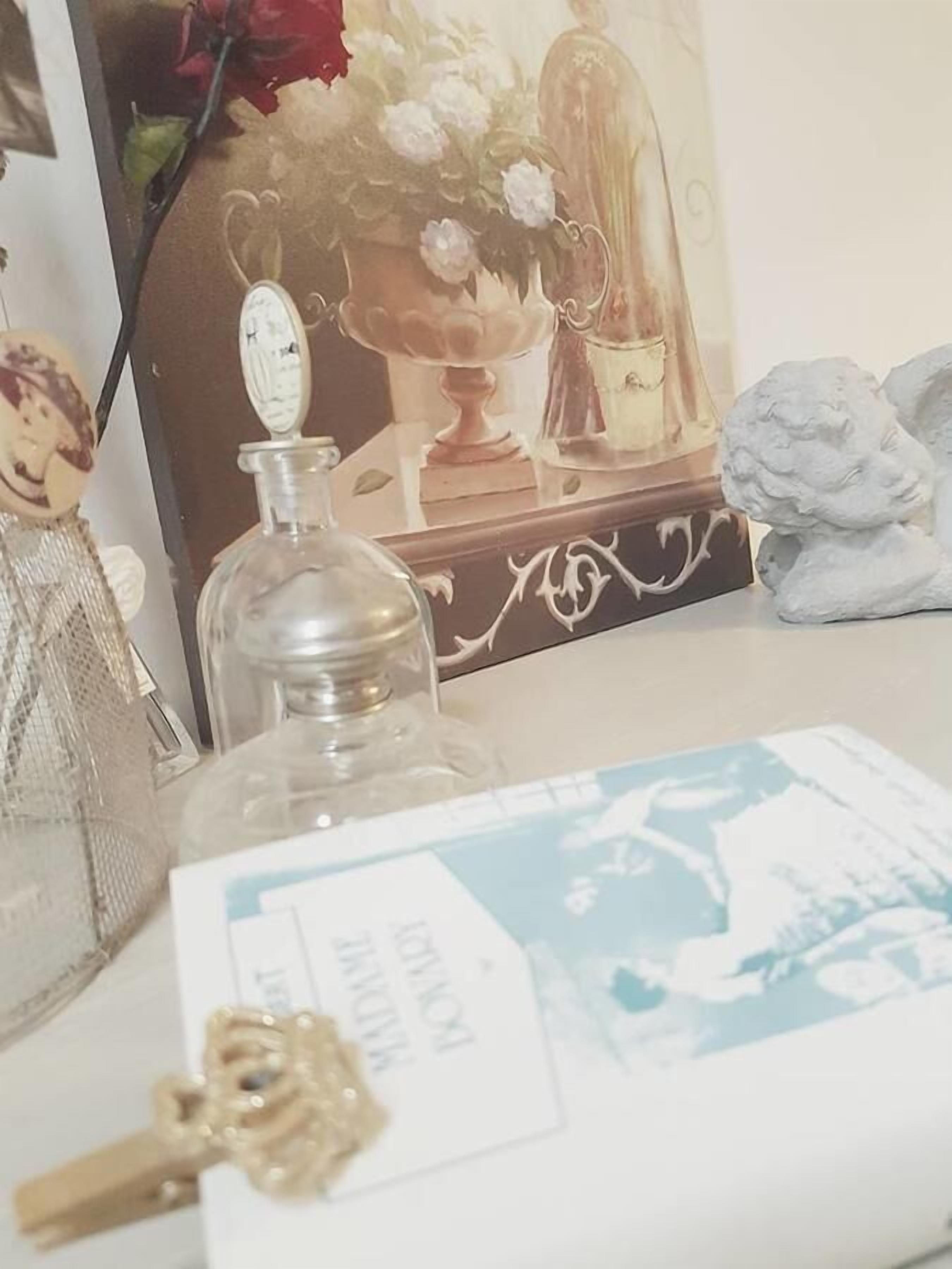 Una mesa con un florero decorativo, una llave y un libro.