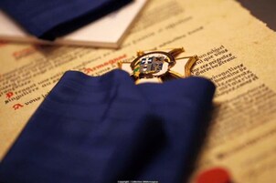 Un libro con un emblema dorado en la portada.