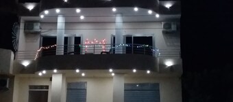 Modern, fully furnished one bedroom Apartment with a supermarket on-site.