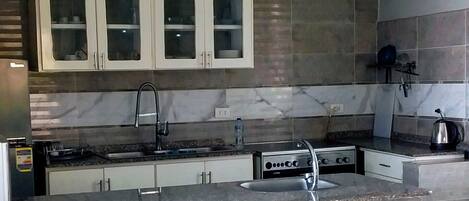 Kühlschrank, Mikrowelle, Ofen, Herdplatte