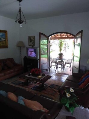 Una Smart TV, una chimenea, un reproductor de DVD