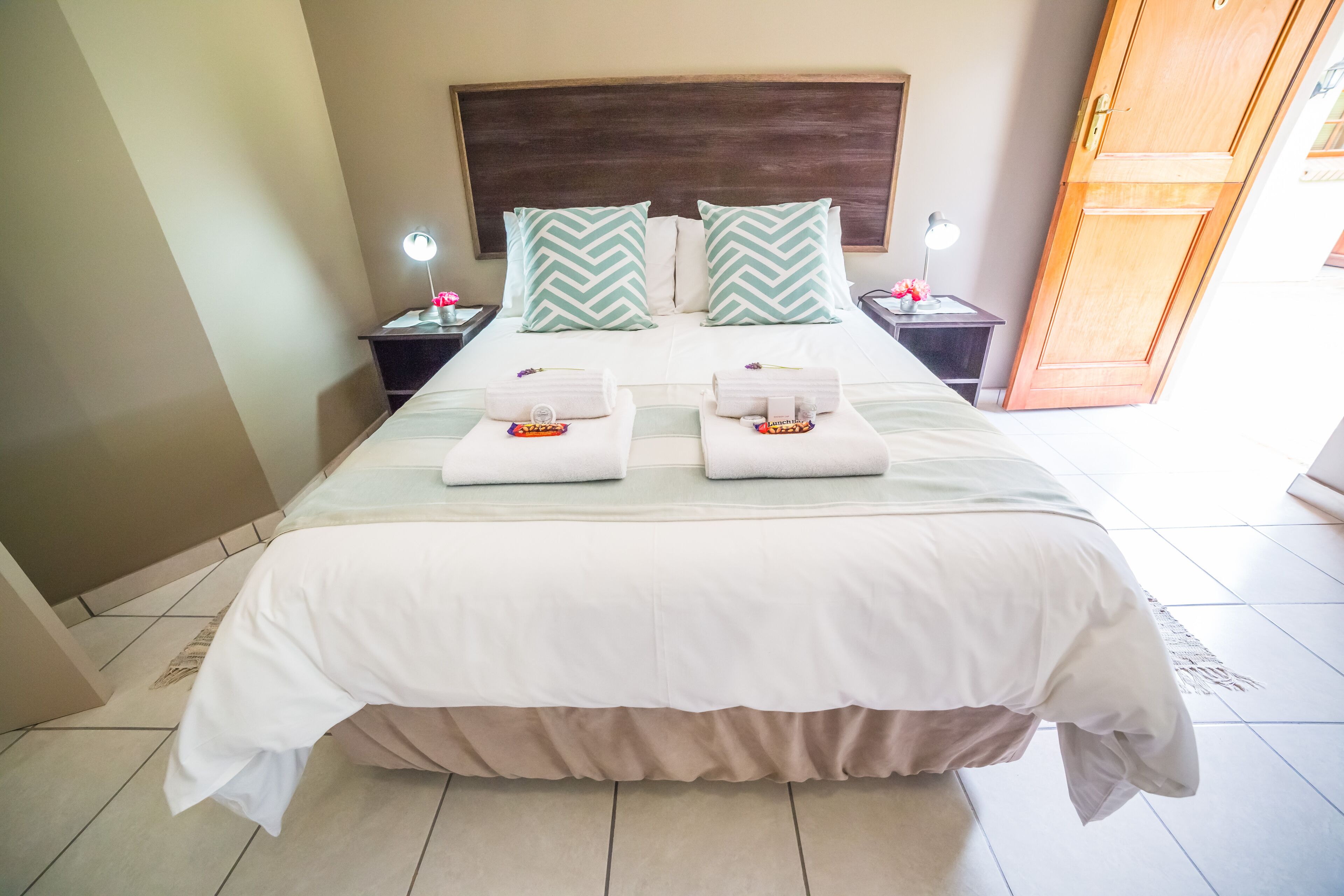 Deluxe Room, 1 Queen Bed, Non Smoking, Garden View | In-room safe, individually decorated, individually furnished, desk