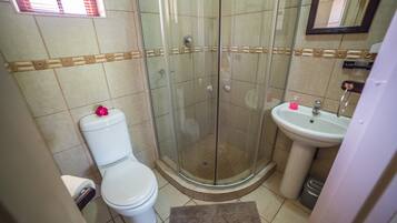 Doccia, set di cortesia gratuito, asciugacapelli, asciugamani