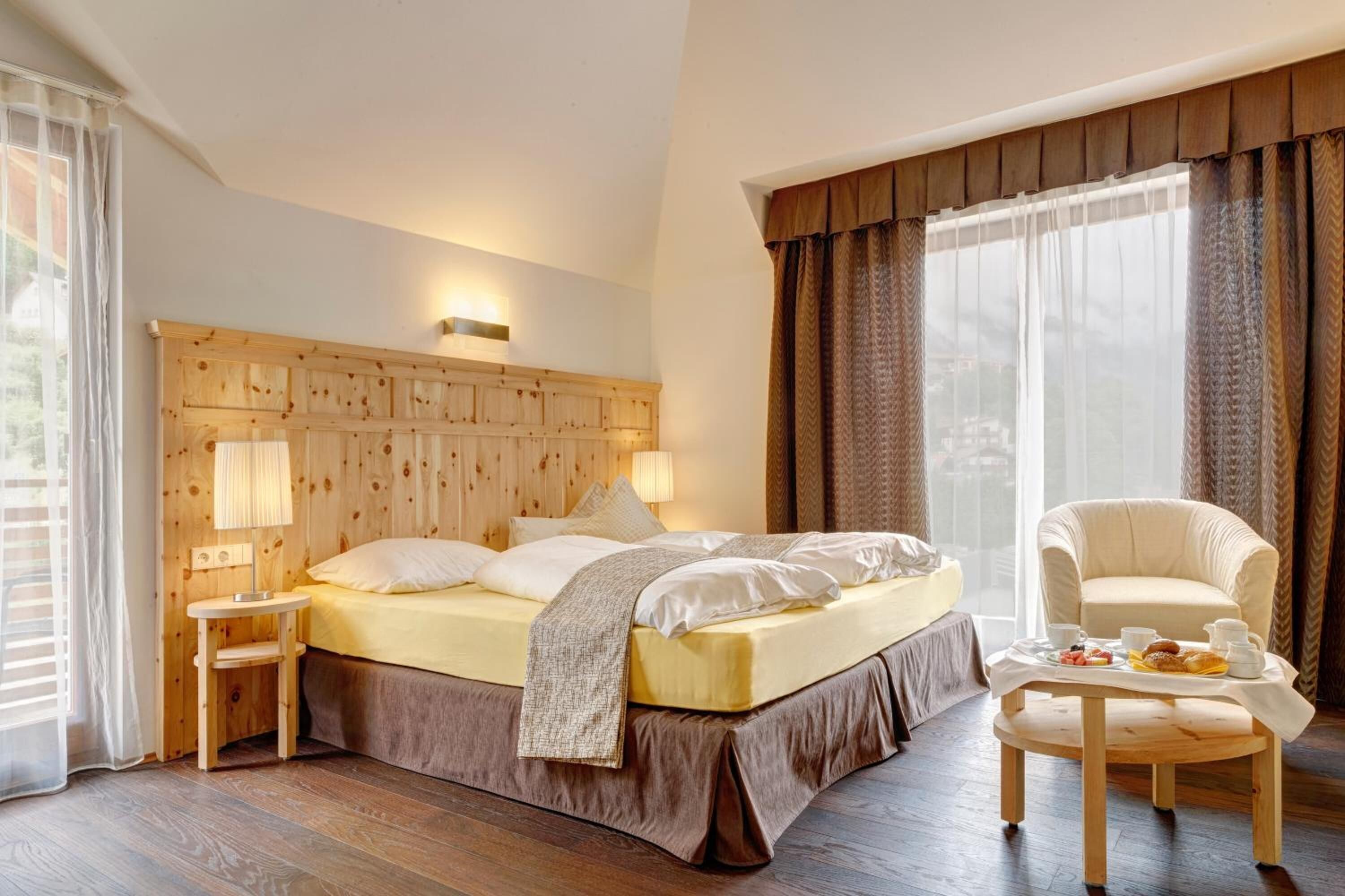 Hypo-allergenic bedding, minibar, in-room safe, desk